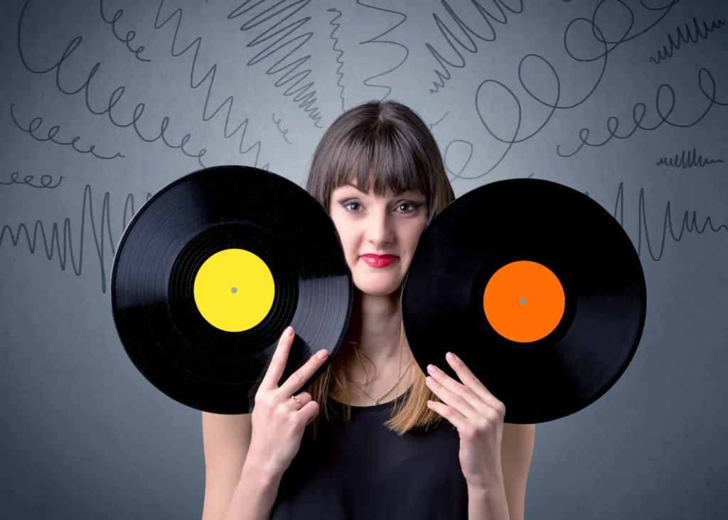 Comparativa entre música comercial y música royalty free para negocios, mostrando diferencias legales y de uso profesional.