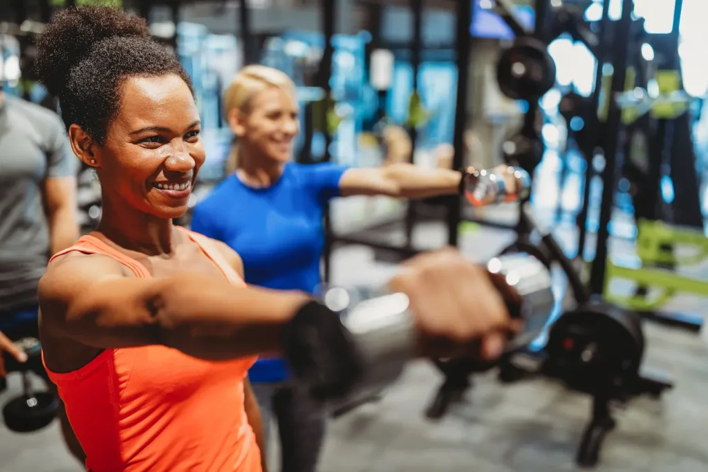 Personas entrenando en gimnasio con ambiente motivador y profesional
