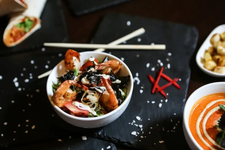 Restaurante asiatico o de fusion con ambiente envolvente y musica chill