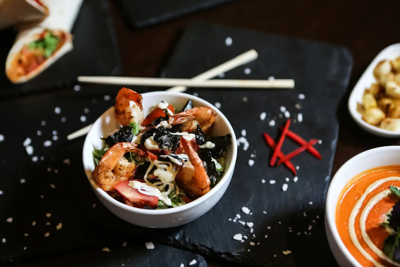 Restaurante asiatico o de fusion con ambiente envolvente y musica chill