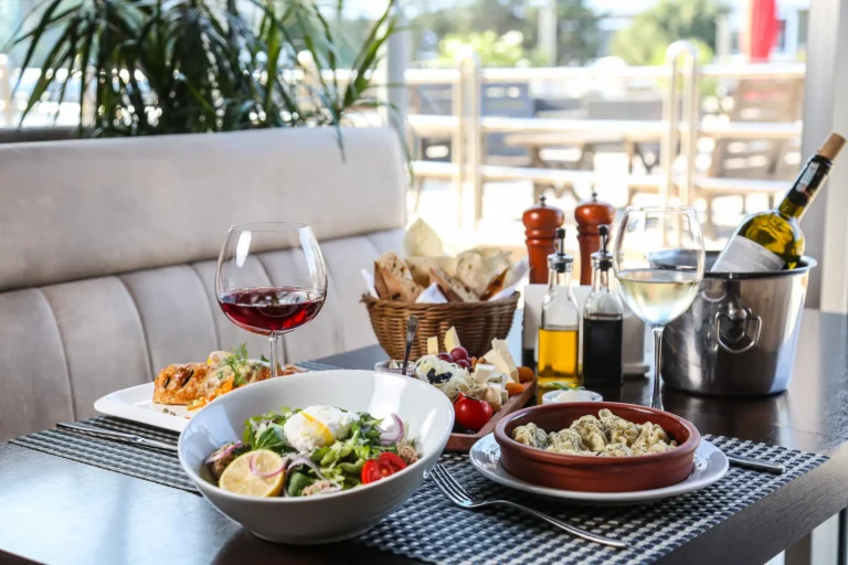 Restaurante de cocina mediterranea con ambiente acogedor y musica ambiental