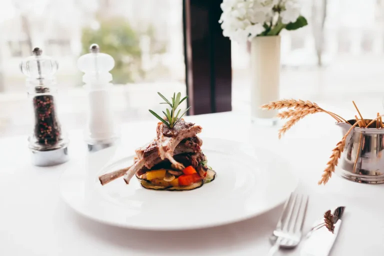 Restaurante gastronomico de alta cocina con ambiente elegante y musica ambiental