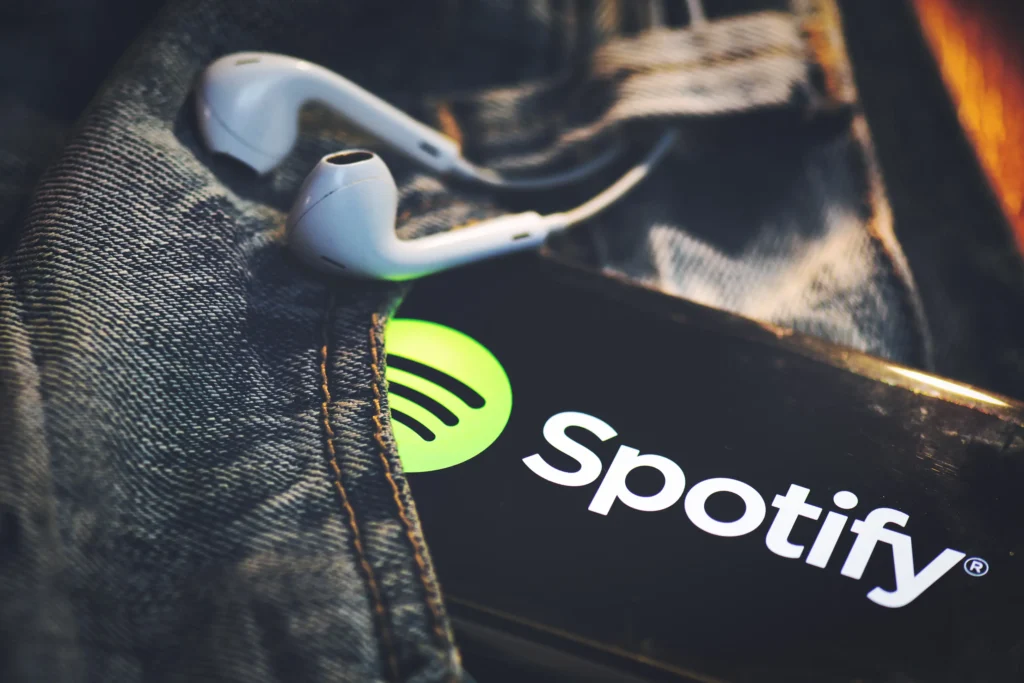 Spotify en un móvil con auriculares