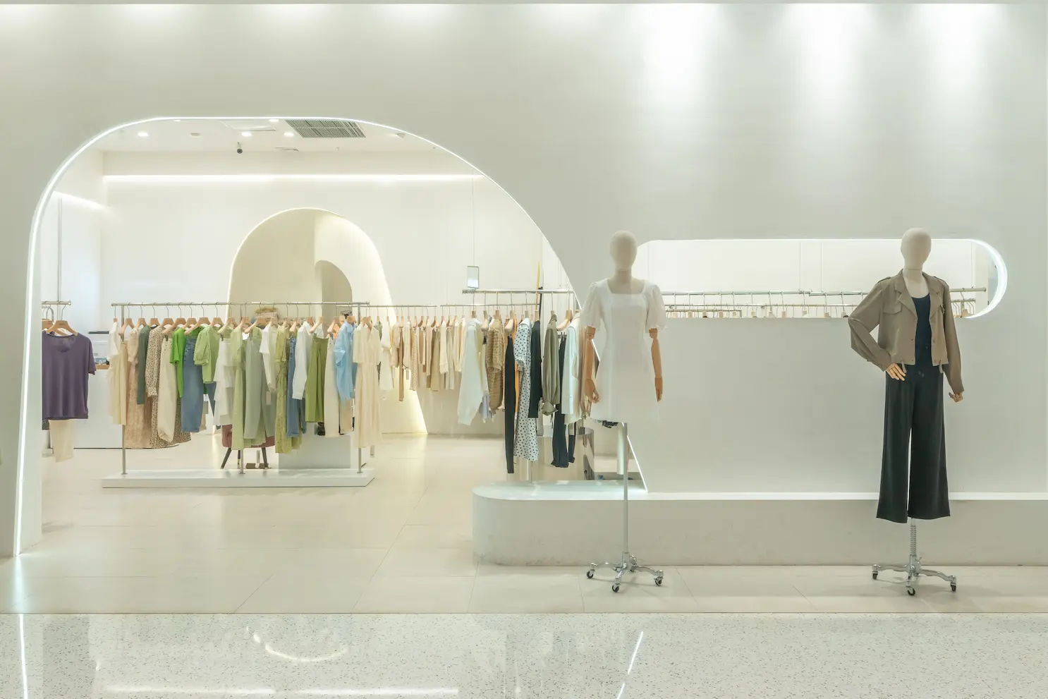Interior luminoso de una boutique de moda