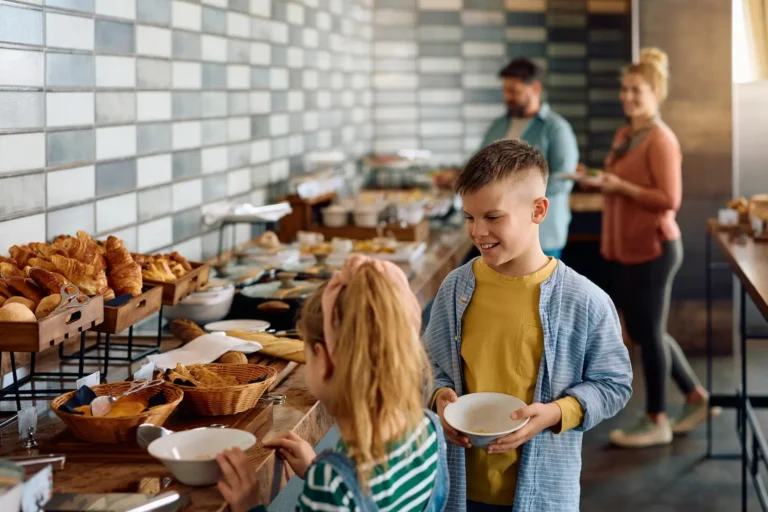 Buffet de desayuno en hotel con ambiente cuidado y experiencia agradable