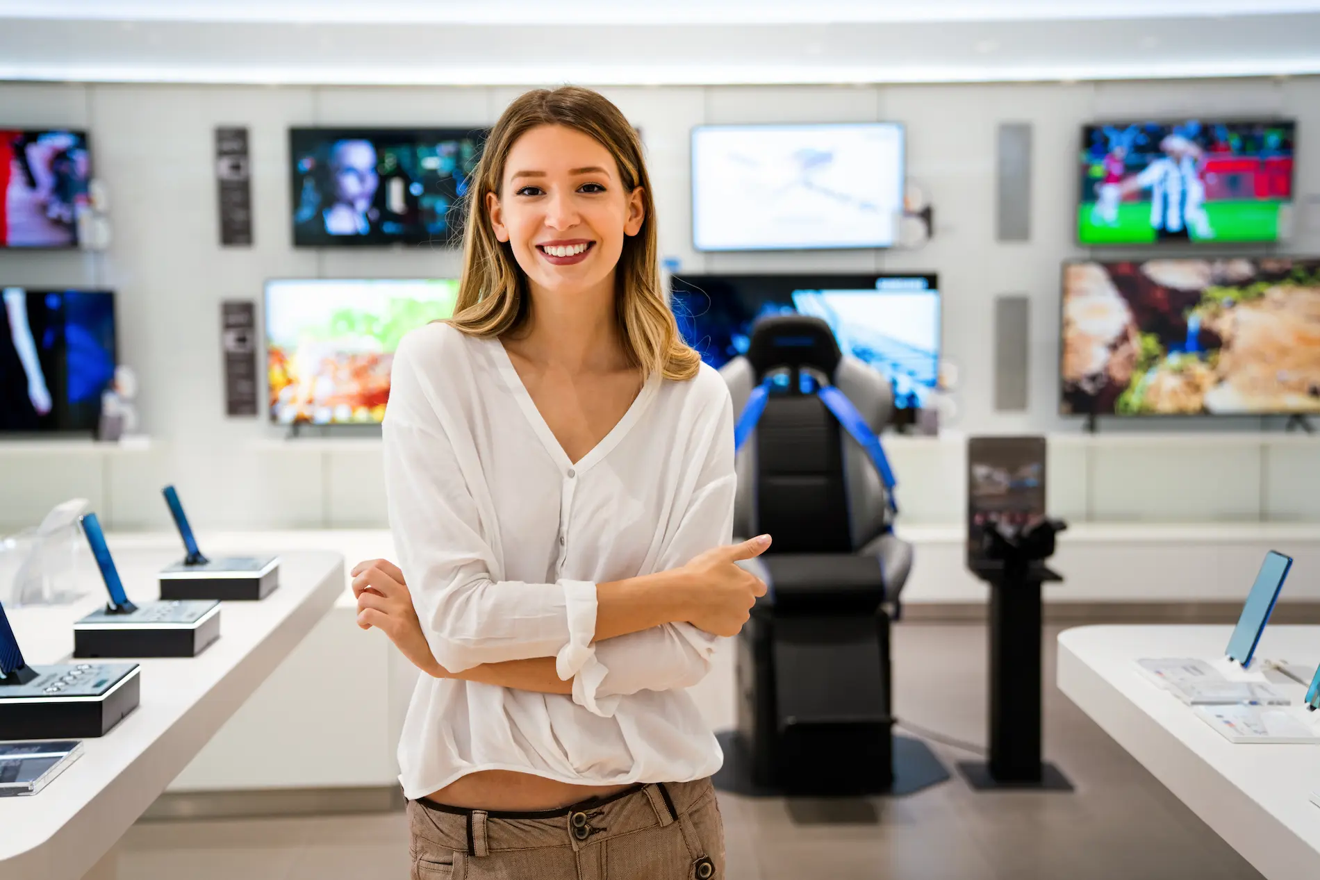 Clienta mirando productos en una tienda de tecnología