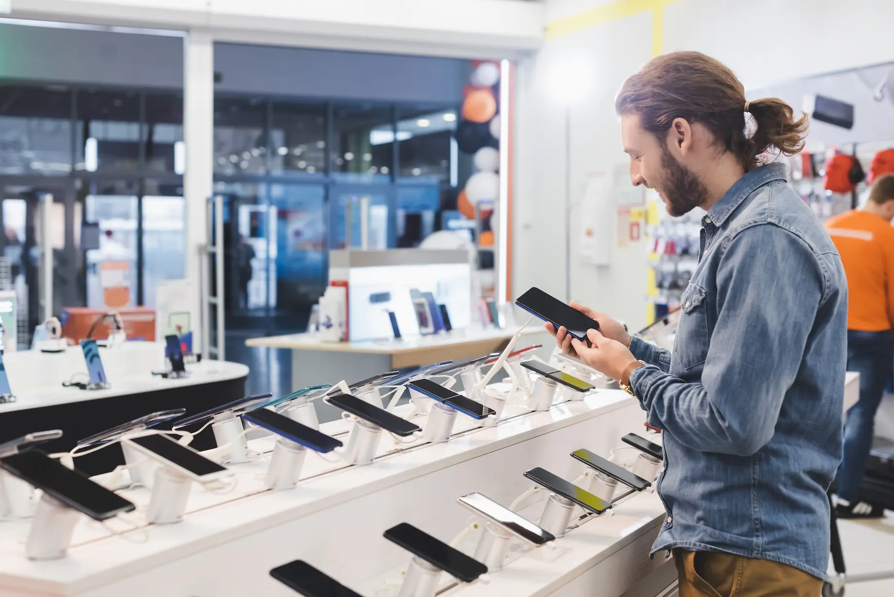 Chico comprando un movil