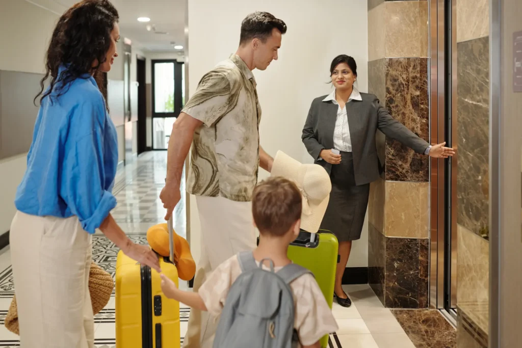 Familia utilizando el ascensor de un hotel durante su estancia