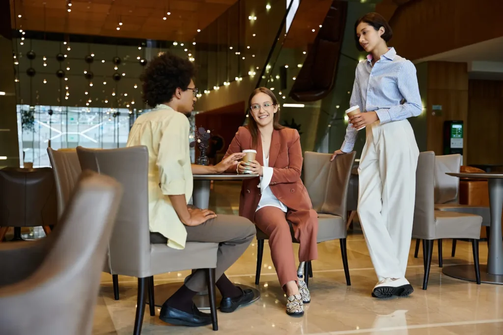 Zona lounge de hotel con ambiente elegante y musica ambiental