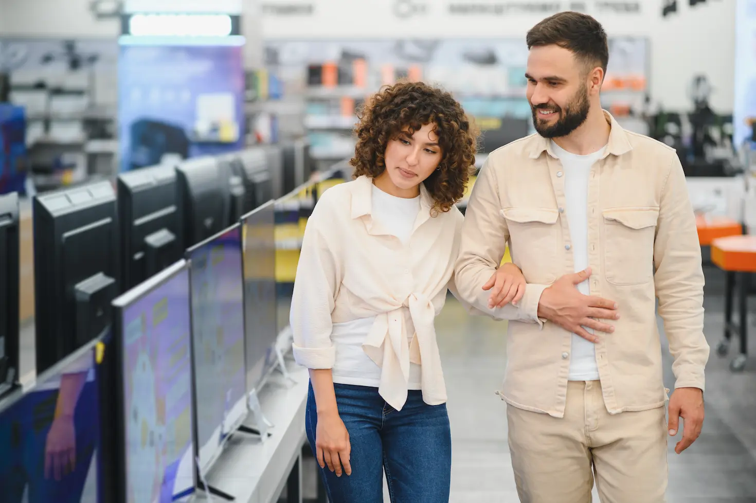 pareja buscando tv para comprar