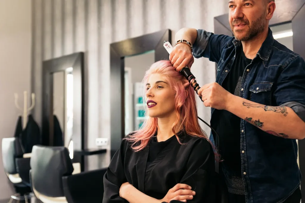 señora con pelo rosa en peluqueria