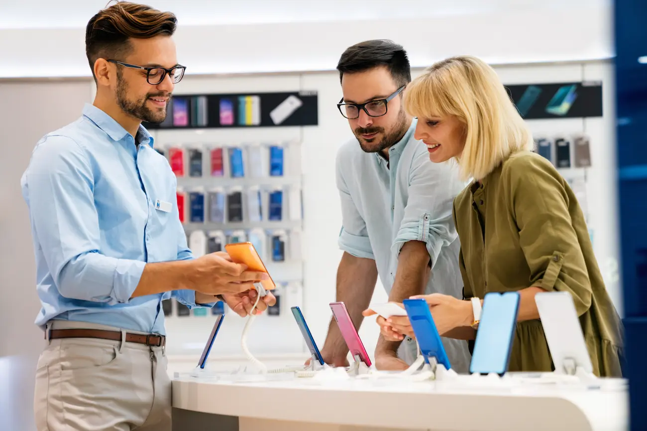 Gente comprando telefonos moviles