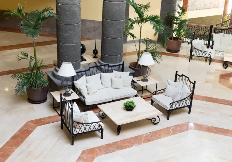 Zonas comunes de hotel con ambiente acogedor y espacios compartidos