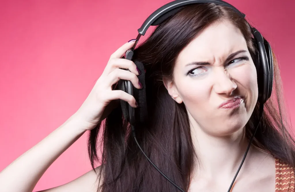 Chica escuchando mala música