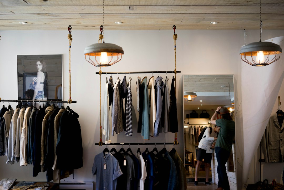 Interior real de una tienda de ropa, ejemplo de negocio con música ambiental